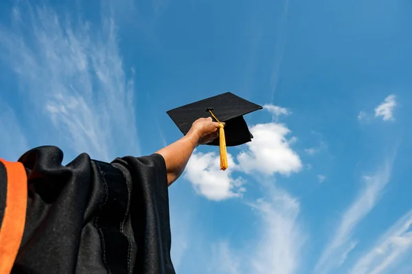 Studenten Houden Een Schot Van Afstuderen Cap Door Hun Hand — Stockfoto