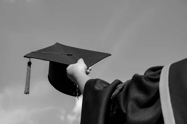 卒業キャップのショットを手で明るい空に持っている学生は 大学での卒業式の成功の卒業生の間に 高校での成功教育の概念 黒と白のトーン — ストック写真
