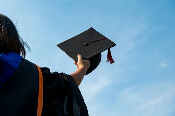 Studenterna Som Håller Bild Examen Mössa Med Handen Ljus Himmel — Stockfoto