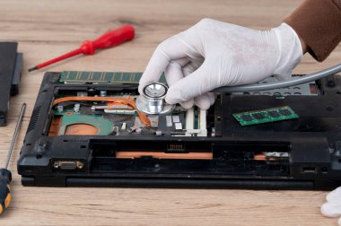 Laptop, dahili ekipmanları tamir etmek için sökülmüş..