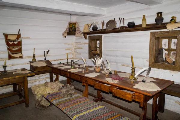 Secretaris kamer binnen oudheid abode headman Ataman. Museum van Rechtenvrije Stockfoto's