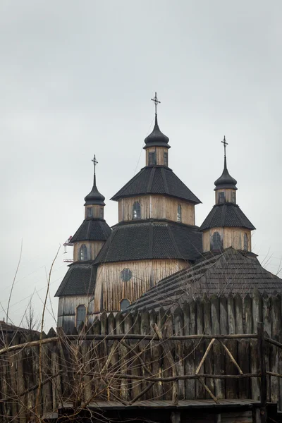 Holzkirche in befestigter Siedlung ukrainischer Kosaken 16-1 Stockbild