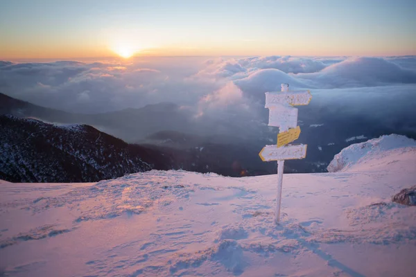 Восход Солнца Горах Ориентировочные Знаки Переднем Плане — стоковое фото