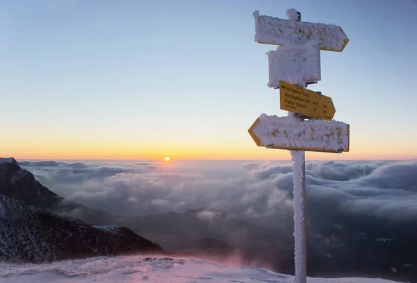 Sunrise Dalgalı Bulutların Üzerinde Tepeler Vadiler Ile Karlı Dağlarda — Stok fotoğraf