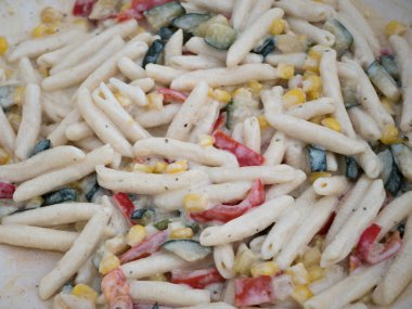 Sebze ve krem ile makarna