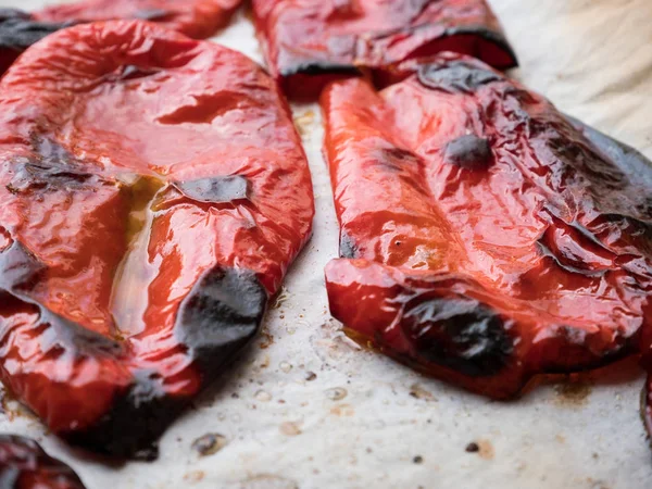 Geroosterde rode paprika met olijfolie — Stockfoto