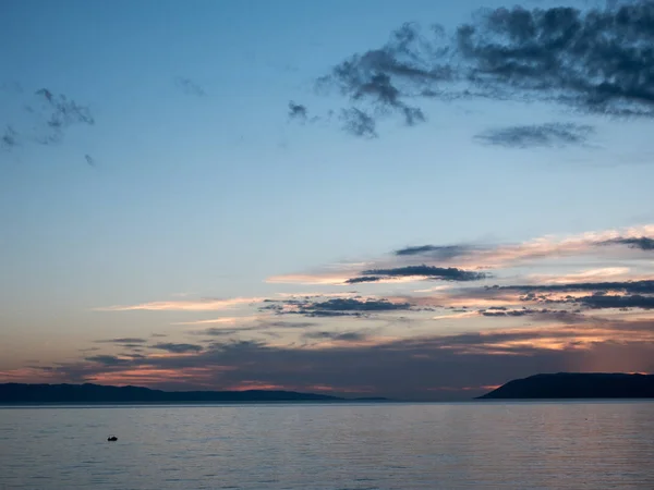 Gece mavi deniz üzerine