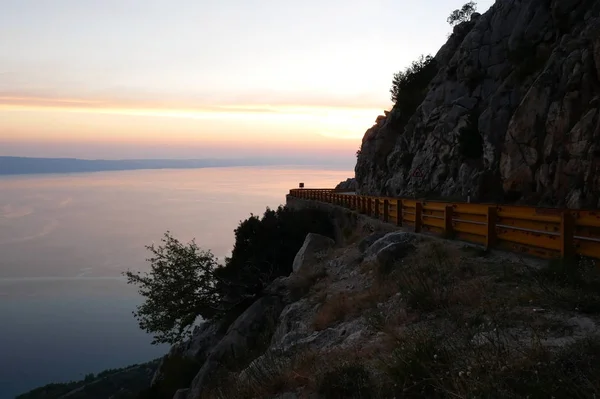 Escénica carretera de montaña sobre el mar — Foto de Stock