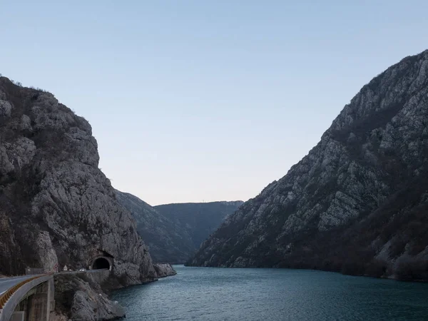 Scena paesaggistica del canyon del fiume Neretva e strada — Foto Stock