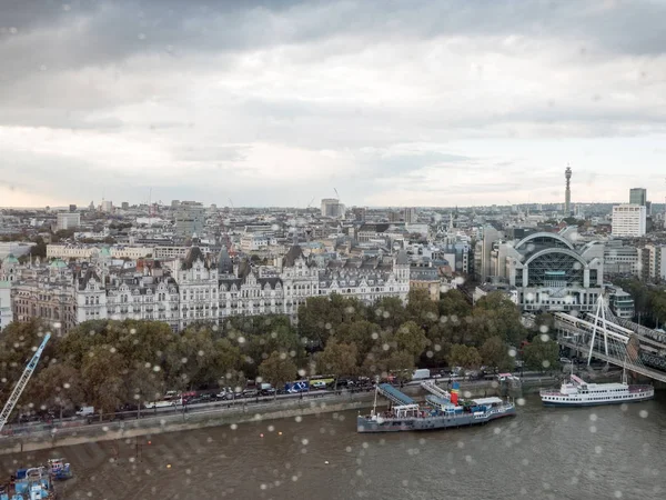 Vista aérea lluviosa a Londres sobre el río Támesis — Foto de Stock