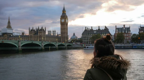 Westminster Sarayı'nda batımını kadın