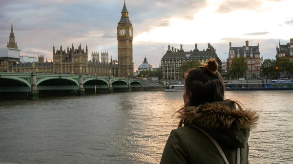 Frau schaut sich Westminster Palace an Stockfoto