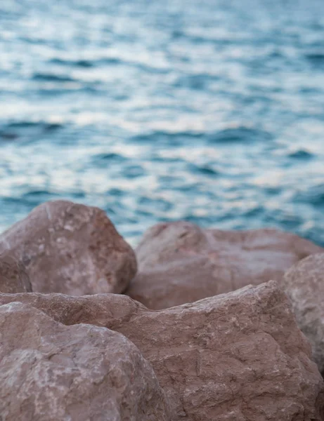 Каменное побережье и синий морской фон — стоковое фото