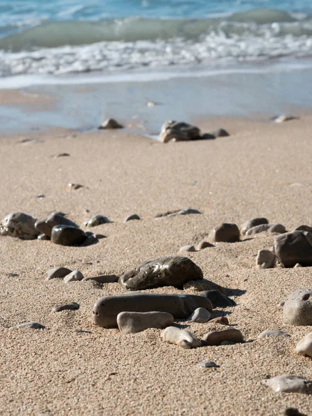 Pierres sur la plage de sable gros plan — Photo