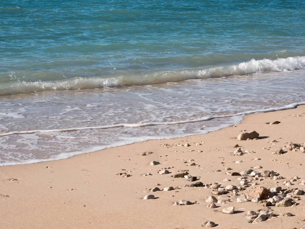 Море и песчаный пляж — стоковое фото