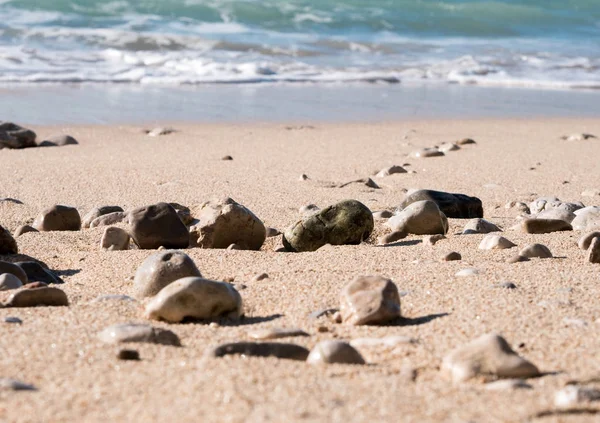 Plage de sable avec petit littoral rocheux — Photo