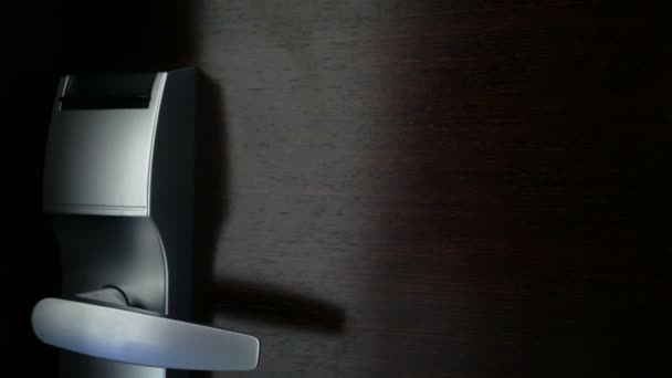 Homme entrant à la porte de la chambre d'hôtel 