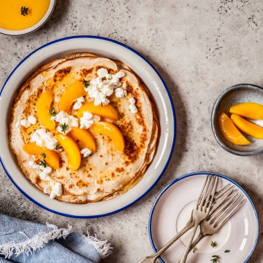 Köy Peynirli Krep ve Şeftali