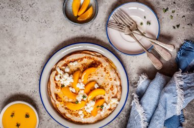 Köy Peynirli Krep ve Şeftali