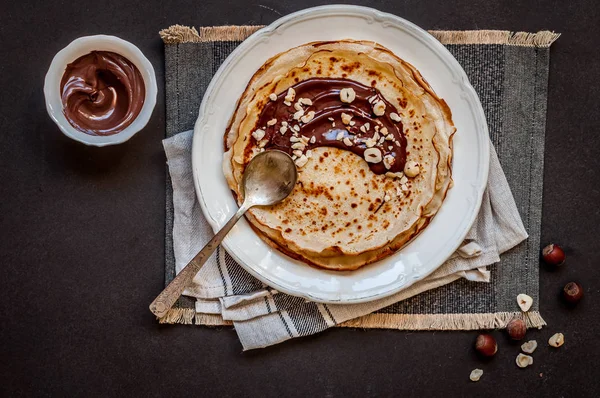 Crêpes mit Schokolade und Haselnüssen — Stockfoto