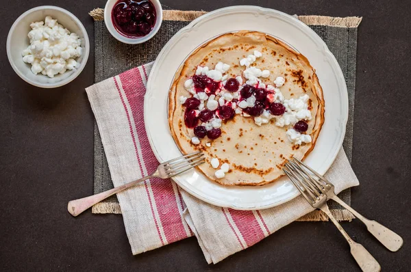 Queijo de casa de campo e Cranberry Jam Crepes — Fotografia de Stock