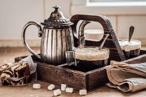 Café Con Malvaviscos Rebanadas Pastel Cebra Una Mesa Cocina Una — Foto