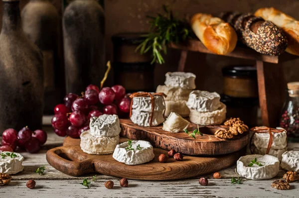 Variedad de quesos franceses en una despensa polvorienta — Foto de Stock