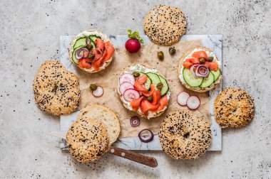 Krem peynirli bagel sandviçi, somon balığı ve sebzeler, metin için kopyalama alanı