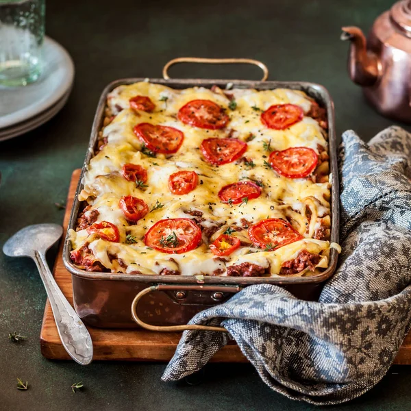 Clasic Lasagne Bolognese Într Tigaie Cupru Vintage Pătrat — Fotografie, imagine de stoc