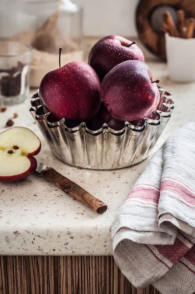 Apple Pie Ingredientes Uma Panela Bolo Mesa Cozinha Espaço Cópia — Fotografia de Stock