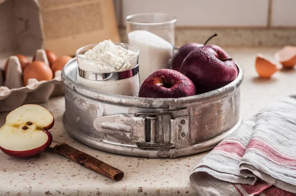 Ингредиенты Яблочного Пирога Торт Кастрюле Кухонном Столе — стоковое фото