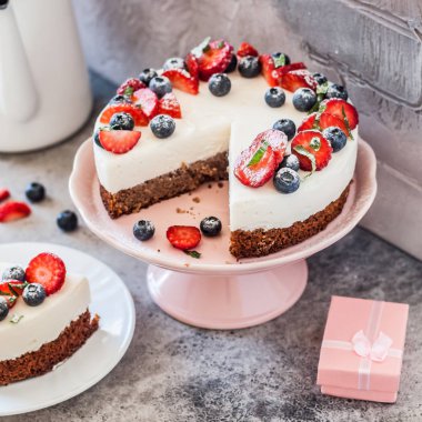 Dilimlenmiş No Bake Ricotta ve Taze Böğürtlenli Glütensiz Base Cheesecake, kare
