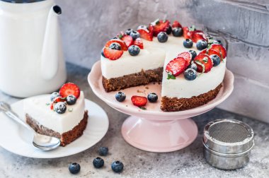 Dilimlenmiş No Bake Ricotta ve Taze Böğürtlenli Glütensiz Base Cheesecake