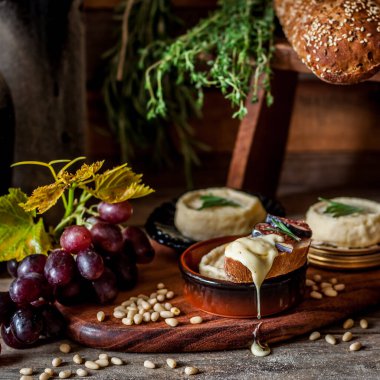 Yumuşak Spreadable Fransız Kokulu Peyniri Dilimlenmiş Fruit ve Pine Nuts, kare