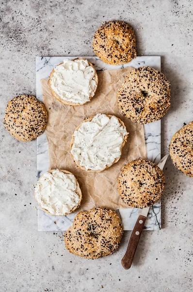 Bagels Caseiros Com Creme Queijo Spread Uma Placa Mármore Espaço — Fotografia de Stock