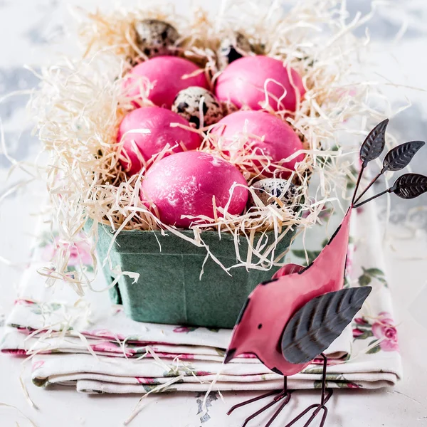 Uova Pasqua Marmo Rosa Tinte Una Scatola Carta Uccello Giocattolo — Foto Stock