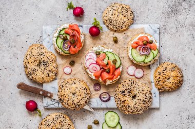 Krem peynirli bagel sandviçi, somon balığı ve sebzeler, metin için kopyalama alanı