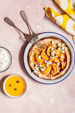 Süzme Peynir, Korunmuş Şeftali, Kekik ve Bal ile İnce Krep, metin için boşluk kopyalamak