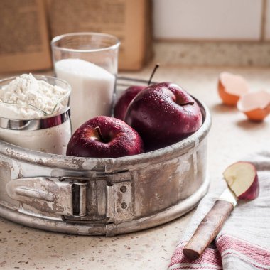 Mutfak Masasındaki Kek Tavasında Elmalı Turta Malzemeleri, kare