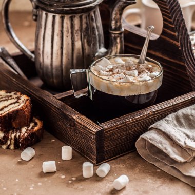 Marshmallow 'lu kahve ve Mutfak Masasında Tahta Tepside Zebra Keki Dilimleri, kare.