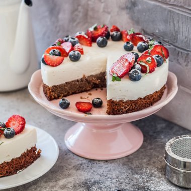 Dilimlenmiş No Bake Ricotta ve Taze Böğürtlenli Glütensiz Base Cheesecake, kare