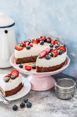 Dilimlenmiş No Bake Ricotta ve Taze Böğürtlenli Glütensiz Cheesecake, metin alanınız için kopyalama alanı