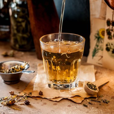 Bitki çayını bir bardağa doldurmak, Kurutulmuş bitki karışımının çeşitliliği, kare