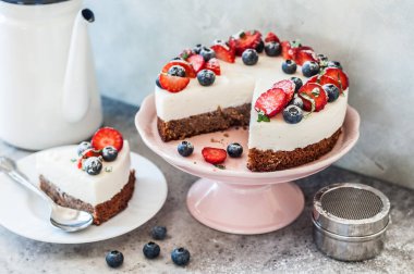 Dilimlenmiş No Bake Ricotta ve Taze Böğürtlenli Glütensiz Base Cheesecake