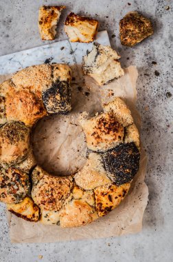 Baharatlı Maymun Bulmaca Ekmeği, Bitkiler, Tohumlar, Fındık ve Peynir, metin alanınızı kopyalayın