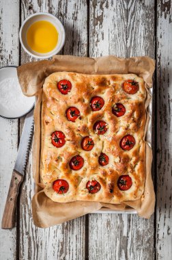 Kirazlı domates, biberiye ve sarımsaklı Focaccia, metin için kopyalama alanı