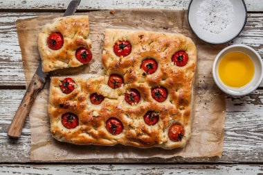 Dilimlenmiş vişneli domates, biberiye ve sarımsaklı Focaccia.