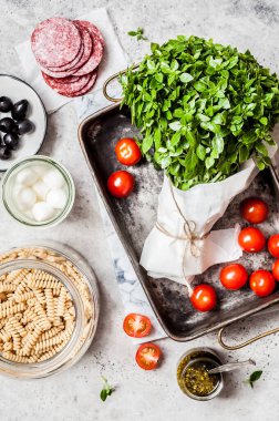Klasik Bakır Pan 'da Makarna Pişirme İçindekiler