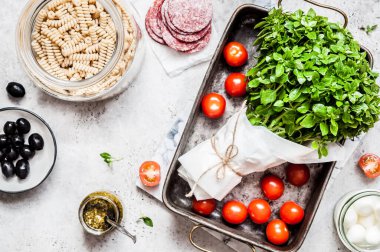 Klasik Bakır Pan 'da Makarna Pişirme İçindekiler