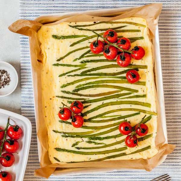 Szparagi Ricotta Frittata Pieczonymi Pomidorami Wiśniowymi Kwadratowy — Zdjęcie stockowe